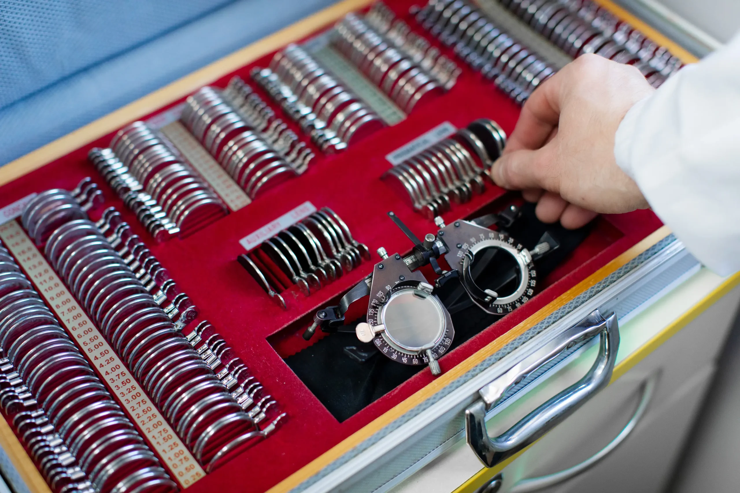 Cassetta con set di lenti per Oculistica - Oculistica Roma Plenio