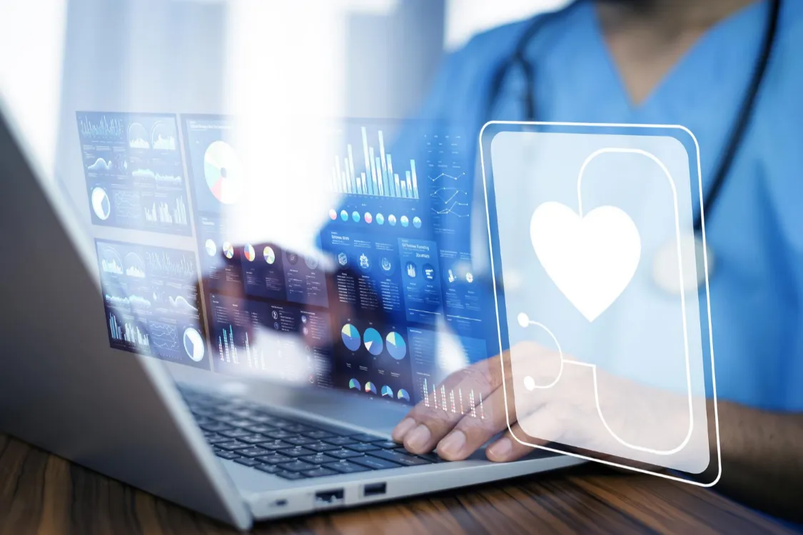 Medico pianifica strategia al pc con icone e grafici in 3d - Marketing Strategico Plenio Roma